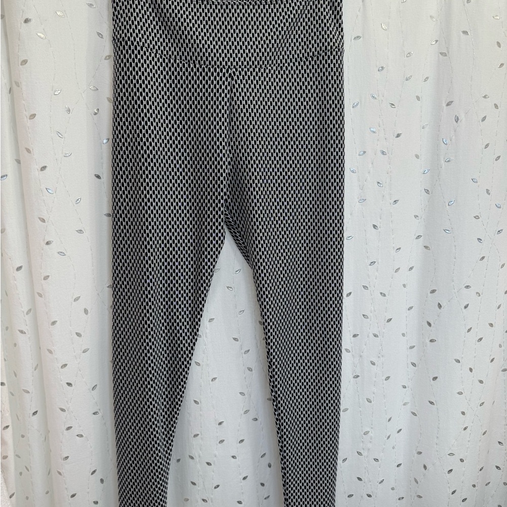 Black and White Patterned Booty Enhancing Leggings